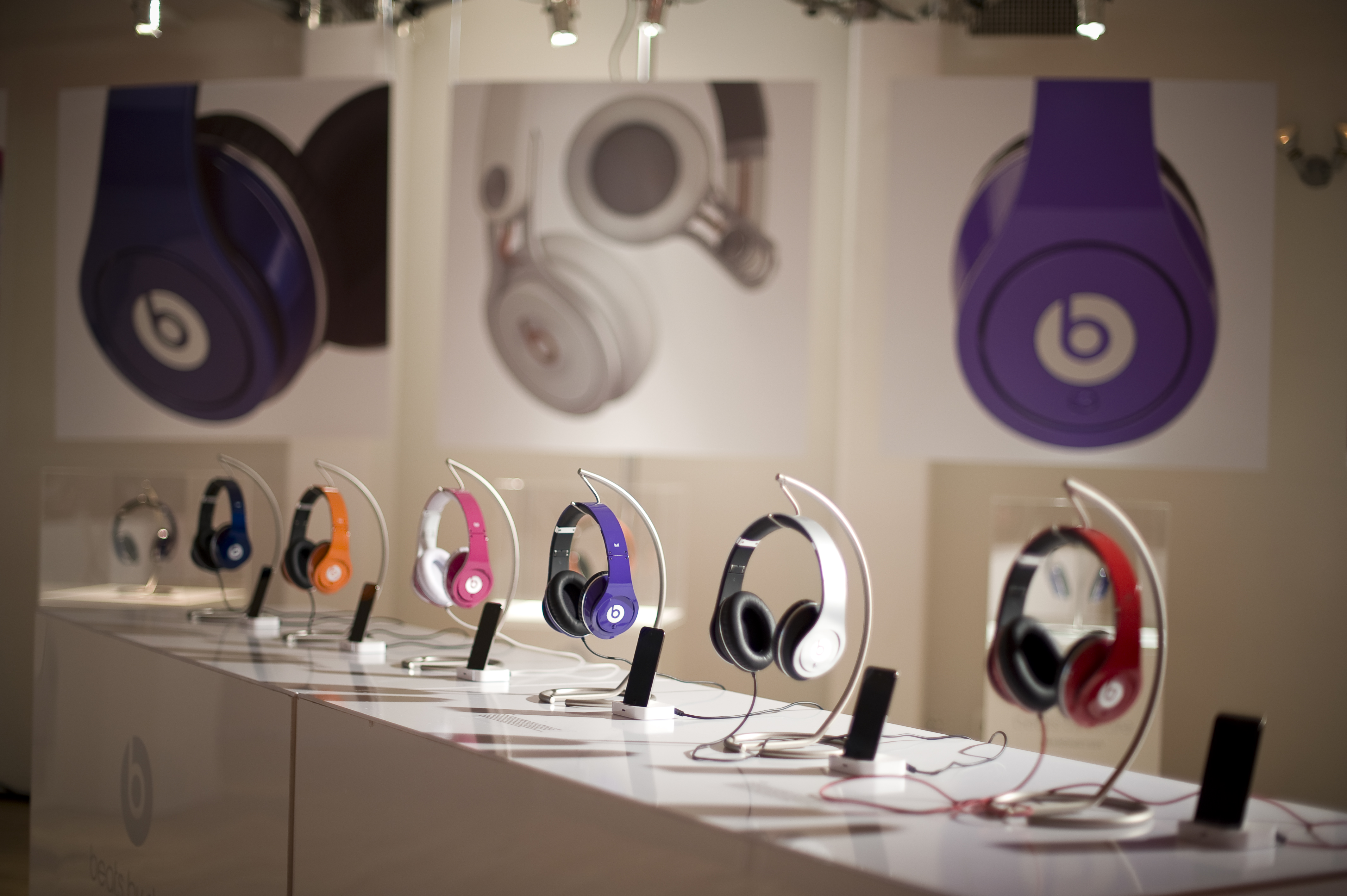 Там где наушники. Apple Beats Dr Dre. Витрина для наушников. Витрина с наушниками. Наушники в интерьере.